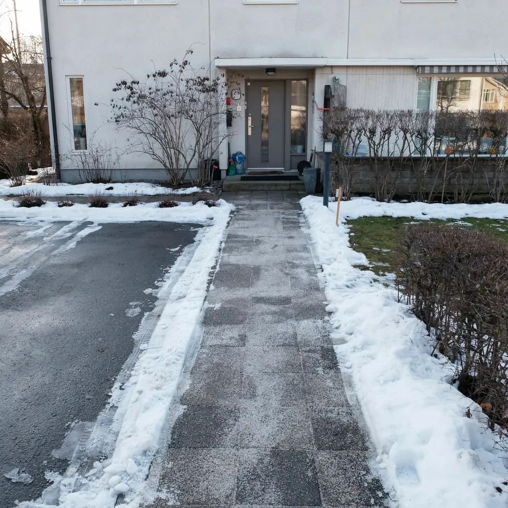 snorojning plogning vinterunderhall halkbekampning botkyrka stockholm
